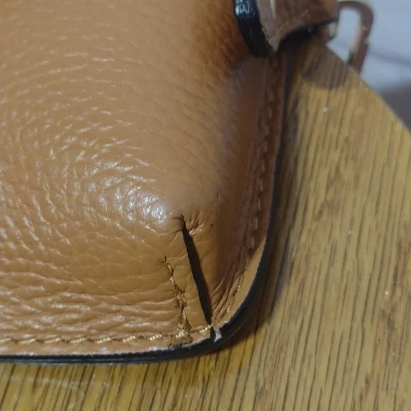 Vera Pelle Leather Crossbody Bag - Picture 16 of 16